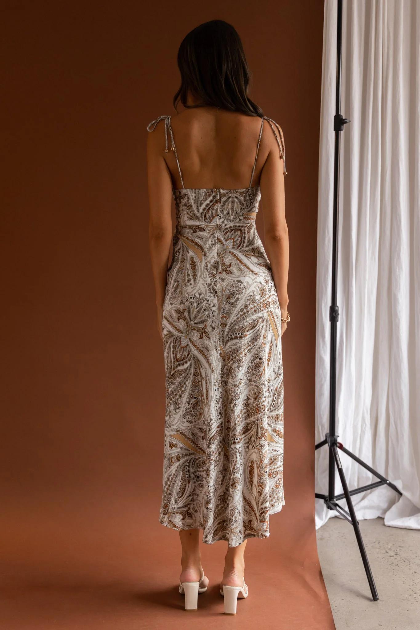 About Town Tied Shoulder Midi Dress Paisley White - Image 2
